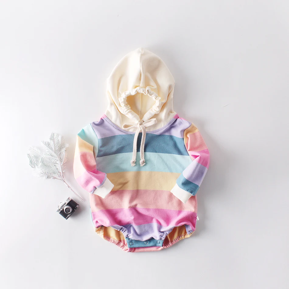 Barboteuse arc-en-ciel pour enfants une combinaison colorée et confortable idéale pour jouer et explorer. Parfait pour les bébés et les jeunes enfants.