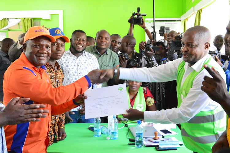 Fernandez Barasa receives claearance certificate from the Kakamega IEBC returning officer Josesph Ayatta on Monday, June 6.