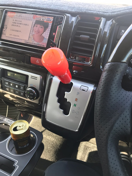 ハイエースワゴンのシフトノブ交換に関するカスタム事例の投稿画像1枚目