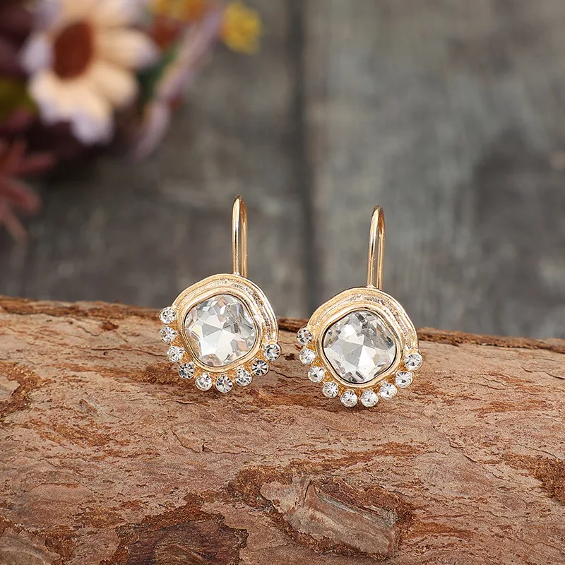Boucles d'oreilles bohèmes pour femmes, en alliage, avec diamants et cristaux, parfaites pour un look élégant et scintillant.