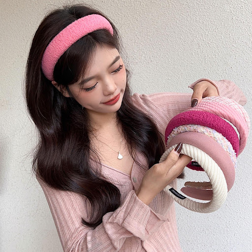 Title 1, Cute Girl Going Out With Wide Brim Hair Hoop. C...
