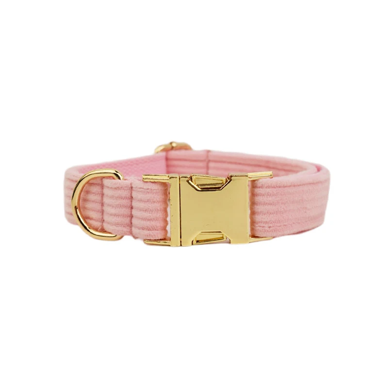 Corduroy Series hondenhalsband. Zacht en duurzaam. Biedt comfort en stijl voor je hond. Verkrijgbaar in verschillende kleuren en maten.