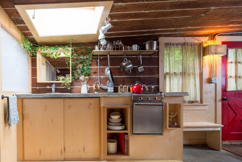 Do zabezpieczenia ścian kuchennych można wykorzystać także panele drewniane