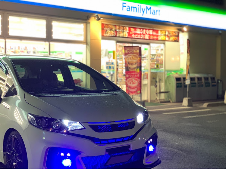フィットの低そうで低くない少し低い車・ドライブ・コンビニ駐車場・青フォグしか勝たんに関するカスタム事例の投稿画像1枚目