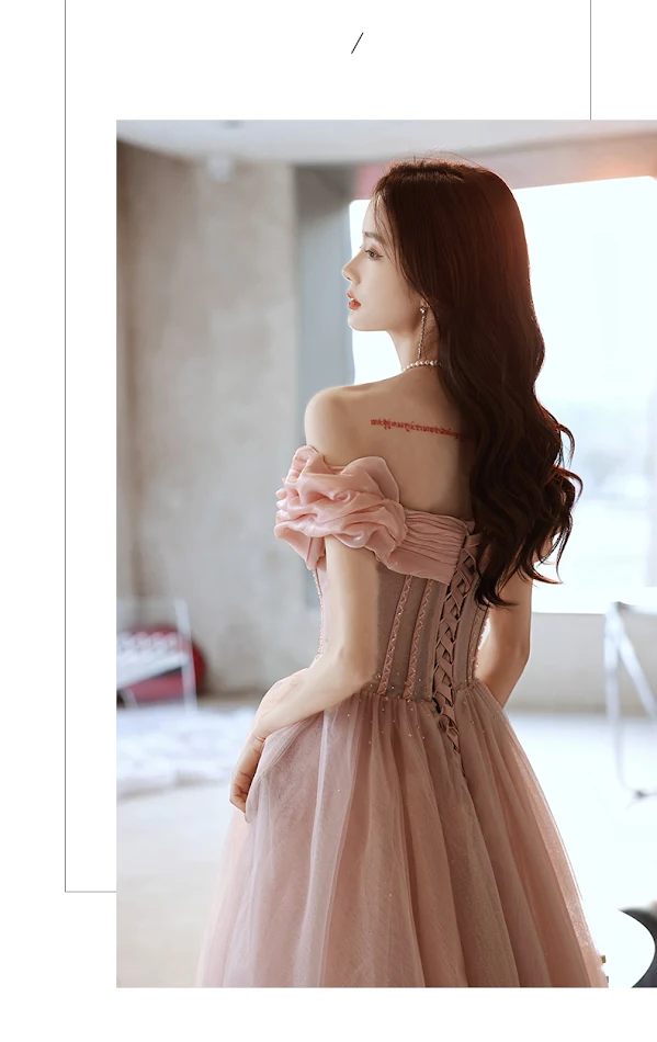 Vestido de Noite Rosa com um Ombro Só Nobre. Ideal para ocasiões especiais e eventos noturnos. Design sofisticado e elegante, perfeito para você brilhar.
