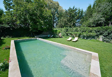 Propriété avec piscine et jardin 19