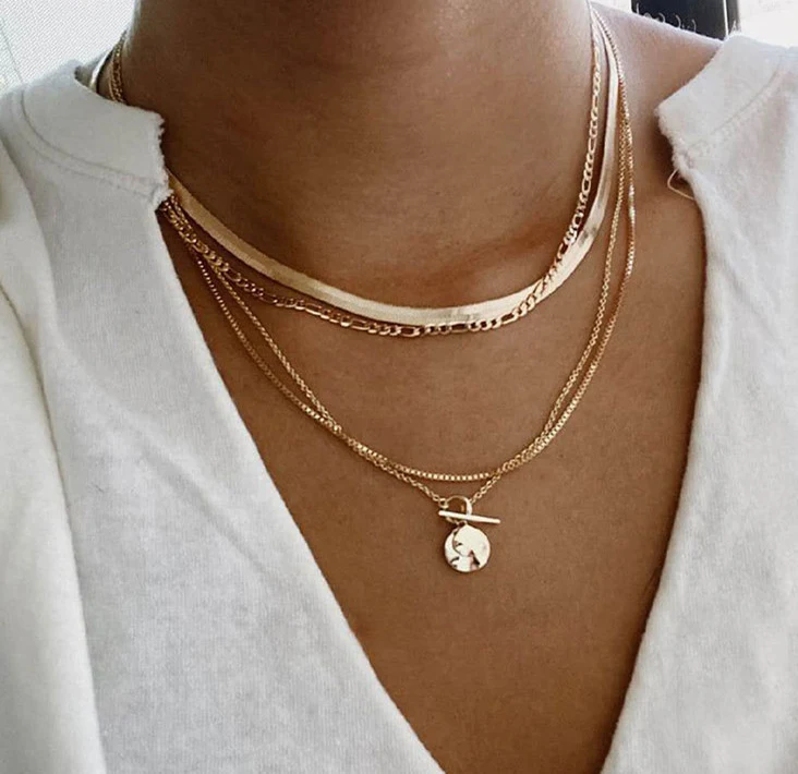 Gepersonaliseerde dames ketting met ronde hanger van legering, meerlaags, een stijlvol sieraad, perfect als cadeau of om je outfit compleet te maken.