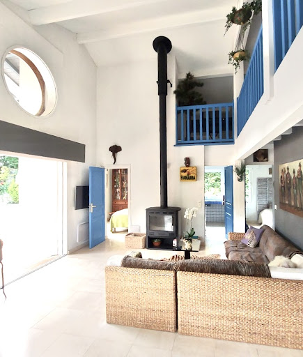 Seaside villa with pool and garden 5
