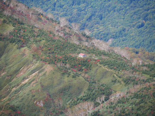 チブリ尾根避難小屋アップ