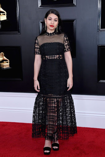 Nghệ sĩ Alessia Cara, dù chỉ sinh năm 1996 nhưng đã được mời góp mặt trong lễ Grammy năm nay, cô vận váy đen thanh lịch