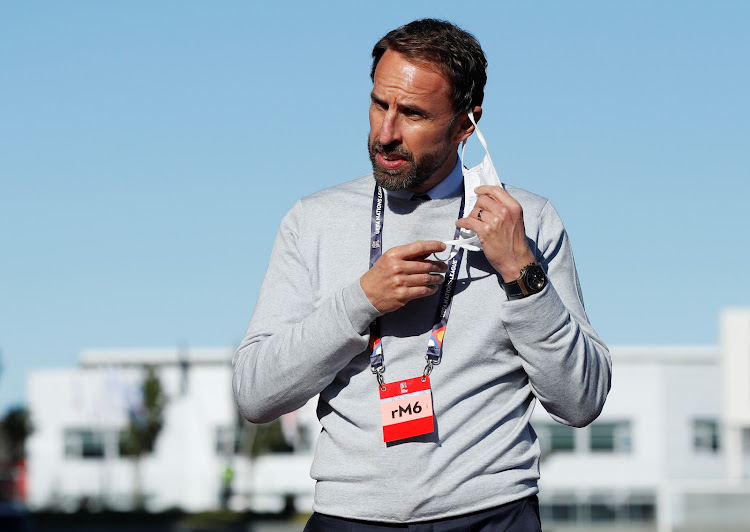 Gareth Southgate takes off his mask before the match after a match.