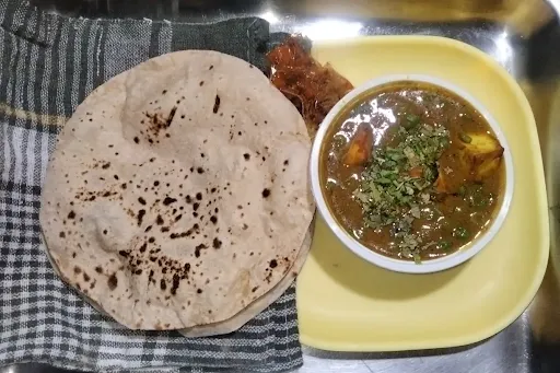 Matar Paneer With 5 Butter Roti And Pickle