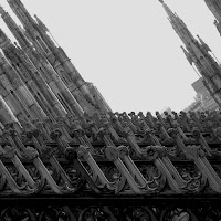 Spigolose bianche e nere geometrie del duomo di milano di 