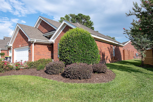 Brick house side facade garden - House purchase in Wilmington, 2 bedrooms