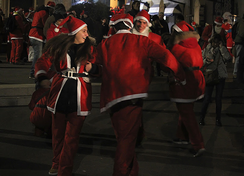 La festa, dei Babbo Natale, in piazza.... di Giuseppe Loviglio