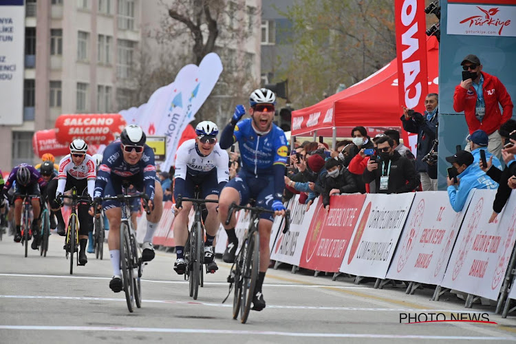 Mark Cavendish tevreden met derde overwinning op rij: "Mooi om te winnen en dat de ploeg in mij gelooft"