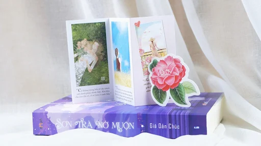 Fahasa - Sơn Trà Nở Muộn - Tặng Kèm 1 Bookmark Hoa Sơn Trà + 1 Bookmark Chiếc Bật Lửa + 1 Postcard