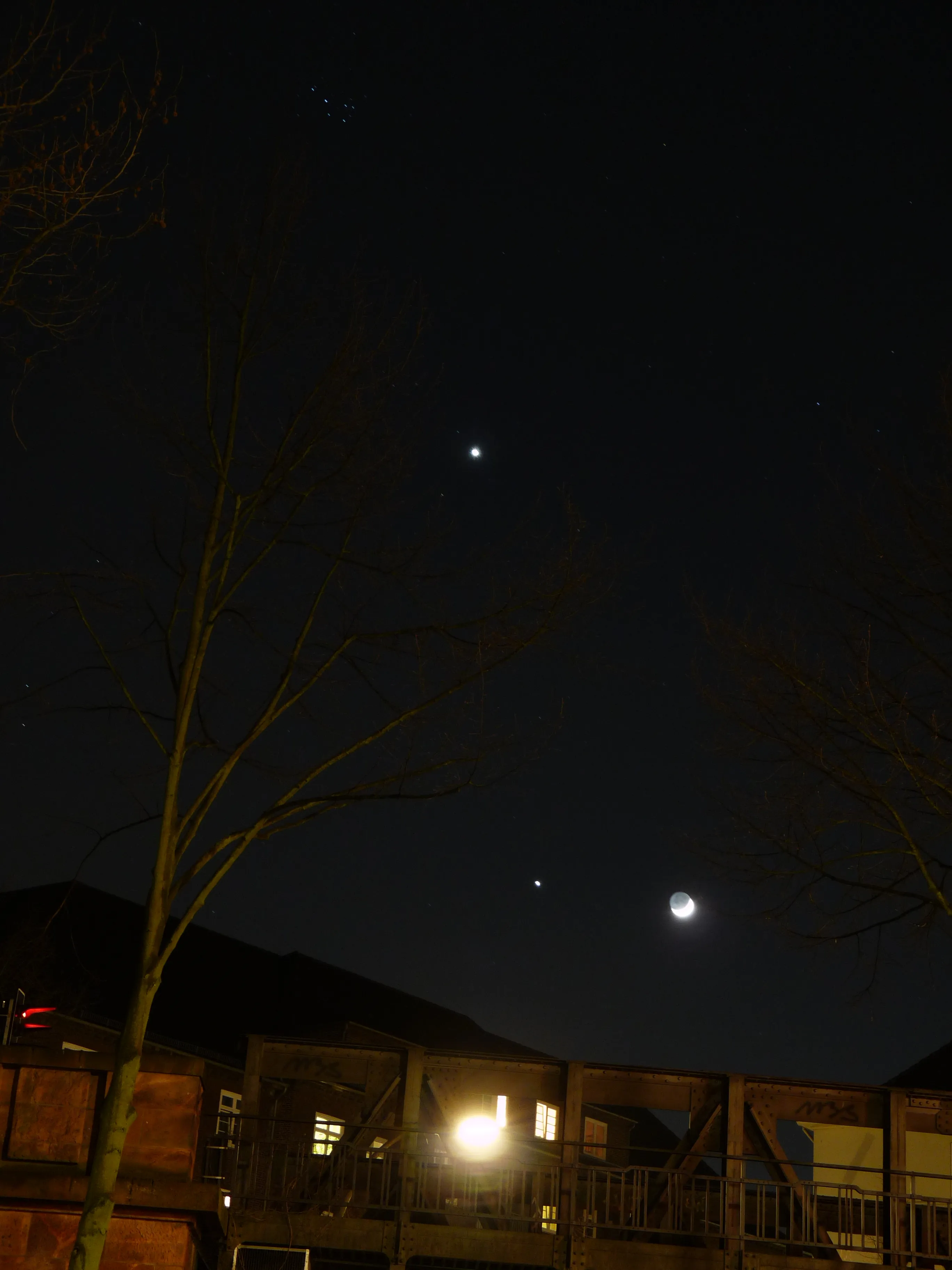 Venus und Jupiter beim Mond