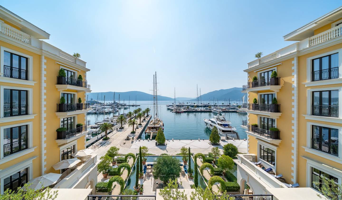 Appartement avec terrasse et piscine Tivat