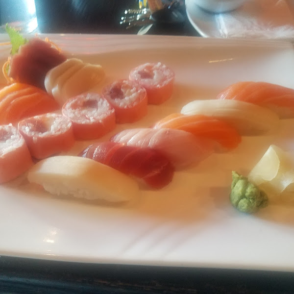 Sushi / sashimi combo plate