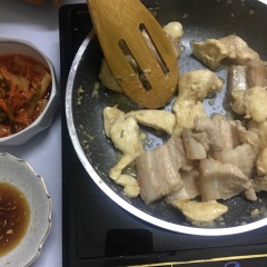 Cho thịt gà và thịt heo vào xào chung nêm luôn gia vị và ram trong lửa nhỏ để có màu cháy vàng. Tùy vào khẩu vị và sở thích mà bạn chọn độ vàng của thịt nhé. Cho nước sốt lên miến, trộn đều và thưởng thức cùng thịt ram nào!