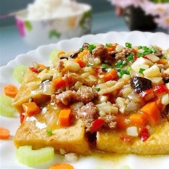 Đặt các miếng đậu hũ chiên lên đĩa, rưới đều sốt thịt băm lên rồi thưởng thức.