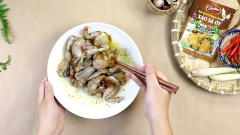 Lột da 500gr thịt ếch, làm sạch nội tạng rồi đem cắt con ếch làm bốn phần đều nhau, đem rửa sạch thịt ếch vừa cắt rồi để ráo nước và cho vào tô. Ướp thịt ếch với 1 gói Xào sả ớt - Xốt gia vị hoàn chỉnh Barona trong khoảng 30 phút cho thịt ếch ngấm gia vị nhé!