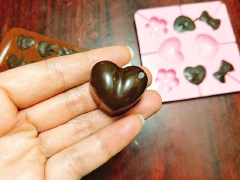 Cuối cùng bạn làm nóng phần chocolate đen cho tan chảy sau đó múc chocolate đen đổ cho đầy khuôn trái tim, đợi cho nguội sau đó đem cất tủ lạnh cho chocolate nhanh cứng. Chocolate trái tim sau khi đã cứng lại thì lấy ra khỏi khuôn. Bạn có thể đóng gói cho đẹp mắt rồi xếp vào hộp để đem tặng cho "một nửa" của mình thôi nào.