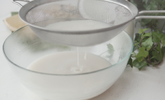 Cách làm sữa dừa - nước dùng của dừa dằm: Cho 10gr bột năng vào 50ml nước khuấy tan. Cho vào nồi 150ml nước cốt dừa, 100ml sữa tươi không đường, 100ml nước dừa, 60gr đường và 30ml sữa đặc. Để lửa vừa và khuấy liên tục đến khi sôi lăn tăn thì cho nước bột năng vào. Đun nóng để nước cốt dừa sánh, mịn rồi tắt bếp chứ không đun sôi quá. Sau đó lọc qua rây để phần nước sữa dừa được mịn.