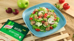 Món salad cá hồi thơm ngon với hương vị tự nhiên của bột nêm tự nhiên Knorr Natural vị rau củ cùng độ chua béo vừa phải của sữa chua, sẽ giúp phát huy được công dụng của món salad khi kết hợp các nguyên liệu tự nhiên này với nhau.
