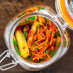 Chỉ cần cho kimchi dưa leo cà rốt hẹ vào hũ thủy tinh, để 12 - 18 tiếng bên ngoài rồi cho vào tủ lạnh ăn dần nha. Cách làm kim chi này cực kì dễ và ngon lắm đấy. bạn có thể thử làm ngay tại nhà và thưởng thức nhé.