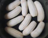 Dùng chuối vừa chín hườm hườm để có độ dẻo dai, không nhão rồi đem lột vỏ từng trái
- Sau đó dùng dao khứa dọc vài đường trên quả chuối để lúc nướng chuối chín đều rồi đặt vào NCKD
- Nướng ở nhiệt 130*C trong 10 phút