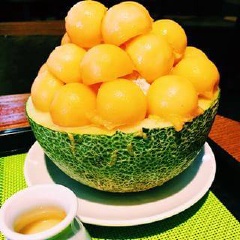 Cuối cùng, mình xếp các viên dưa phủ kín lên trên và trang trí bằng vài quả cherry là có thể thưởng thức.