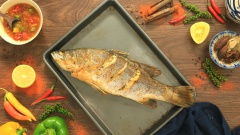 Rửa sạch 1 con cá chẽm (khoảng 1kg) với chanh, gừng và muối để khử mùi tanh. Chuẩn bị khay nướng, ướp cá với chút muối, tiêu xay và dầu ăn. Đem cá đi nướng chín với nhiệt độ 200 độ C trong 25-30 phút.