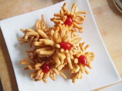 Xếp bánh ra dĩa kèm chút tương cà, tương ớt là có thể thưởng thức rồi đó. Snack bột chiên giòn với vị thơm lừng, giòn tan và nóng hổi ăn kèm sốt tương rất ngon. Chị em nhanh thử ngay món bánh snack này để nhâm nhi khi rảnh nhé.