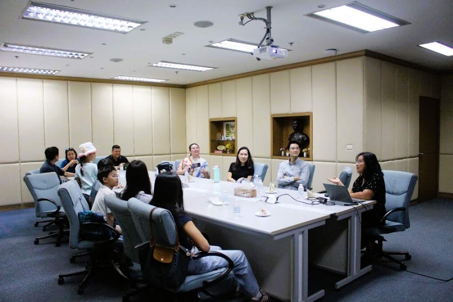 คณะนักเรียนและผู้ปกครองจาก NIST International School