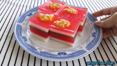 Thạch rau câu là món tráng miệng quen thuộc, được nhiều lứa tuổi yêu thích vì thơm ngon lại đa dạng về hình thức, hương vị. Bên cạnh các cách làm quen thuộc, chị em có thể thử trổ tài với thạch rau câu phiên bản Giáng sinh với 3 màu đặc trưng xanh lá dứa, trắng của sữa tươi và đỏ của dâu tây. Chúc các bạn thành công với công thức của Hằng nhé!