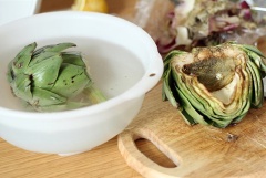 Bông atiso chẻ làm đôi, rửa sạch, bỏ nhụy (bỏ nhụy giúp canh có vị thanh, không đắng, ngọt nước và canh trông đẹp mắt. Khi bông chín, phần nhụy rơi ra làm xấu mặt canh). Xương heo chặt nhỏ.