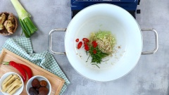 Phi thơm 20gr riềng băm, 20gr sả băm, 5gr lá chanh cắt sợi và 15gr ớt cắt nhỏ. Tiếp theo cho 50gr ớt sa tế vào, thêm 100gr nấm đông cô, 200gr cà chua cắt múi cau, 100gr tàu hũ ky cắt miếng vừa ăn và 5gr hạt nêm chay vào xào săn lại.