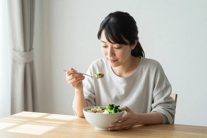 バランスの良い食事を楽しむ日本人女性