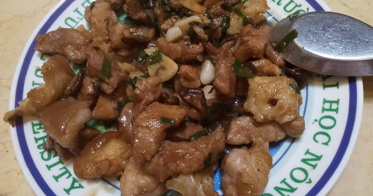 Thịt lợn nấm hương kho tàu hành tỏi