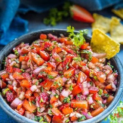 Vậy là hoàn thành rồi, bạn cho ra ngoài thưởng thức nhé. Không gì tuyệt vời hơn khi bữa cơm có các loại salad rau củ tươi ngon, hấp dẫn ngay trên bàn. Đặc biệt với cách làm salad dâu tây giấm đen này, đảm bảo ăn một lần là thích thú.