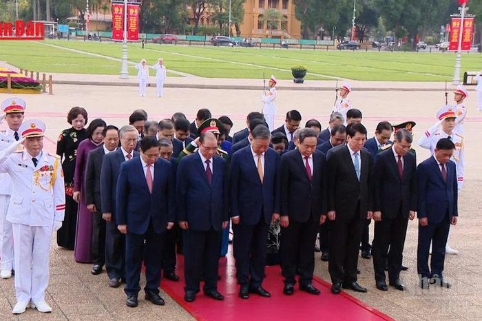 [Video] Lãnh đạo Đảng, Nhà nước vào Lăng viếng Chủ tịch Hồ Chí Minh - Báo Nhân Dân