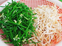 Rửa sạch thịt với muối rồi rửa lại với nước lạnh. Để thịt ra rổ cho ráo hoặc dùng giấy thấm khô miếng thịt. Sau đó thái thịt ra thành từng lát mỏng. Rửa sạch hành lá rồi thái nhuyễn. Ướp thịt với hành lá, 1 muỗng canh nước mắm, 1/4 muỗng canh muối, 1 muỗng cà phê hạt nêm, 1/2 muỗng cà phê bột ngọt, ¼ muỗng cà phê tiêu. Trộn đều cho thịt thấm gia vị. Cắt bỏ phần già của bông hẹ, rồi cắt khúc vừa ăn, rửa giá đỗ và bông hẹ rồi để ráo. Bào vỏ cà rốt, thái sợi. Ngâm hủ tiếu trong nước khoảng 15 phút để xào hủ tiếu nhanh chín hơn.
