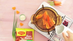 Bắc nồi nóng, cho 20gr hành tím băm vào phi thơm với 1 muỗng canh dầu ăn. Tiếp theo cho 40gr cà chua vào xào mềm rồi cho vào 600ml nước dùng vào nấu sôi. Nêm gia vị với 1 muỗng canh đường và 2 muỗng canh hạt nêm Maggi Nấm hương để nước dùng đậm đà và ngọt
