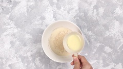 Ủ men: Hòa tan 40g đường cát trắng vào cùng 170ml nước ấm. Tiếp đến thêm 1 gói men khô 10g, khuấy cho men tan, dùng màng bọc thực phẩm đậy kín và ủ trong 5 phút cho men nở. Sau đó, thêm 20g sữa đặc vào hỗn hợp men rồi khuấy tan.