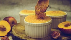 Sau khi bánh chín vàng, mang bánh ra khỏi lò để nguội. Khi ăn cho thêm 1 ít xốt mứt đào lên mặt. Bánh mềm tan nhẹ như mây ăn kèm xốt đào chua ngọt, thêm một ít trà vô cùng hợp. Chúc các bạn thành công.