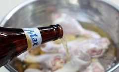 Đùi gà rửa sạch, để ráo nước, ướp với bia trong thời gian 30 phút.