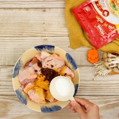 Sau đó, nêm vào 2 muỗng canh nước mắm, 2 muỗng canh nước cốt nghệ, 1 muỗng canh sa tế, 1 muỗng canh đường, 1 muỗng canh gia vị nêm VEDAN gà , rồi trộn đều để thịt thấm gia vịt trong vòng 15 phút.