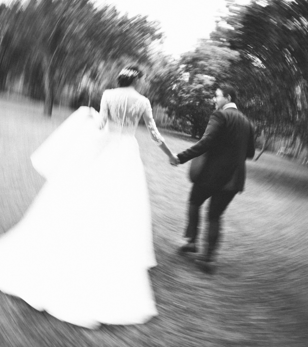 Pareja caminando entre árboles con estilo editorial
